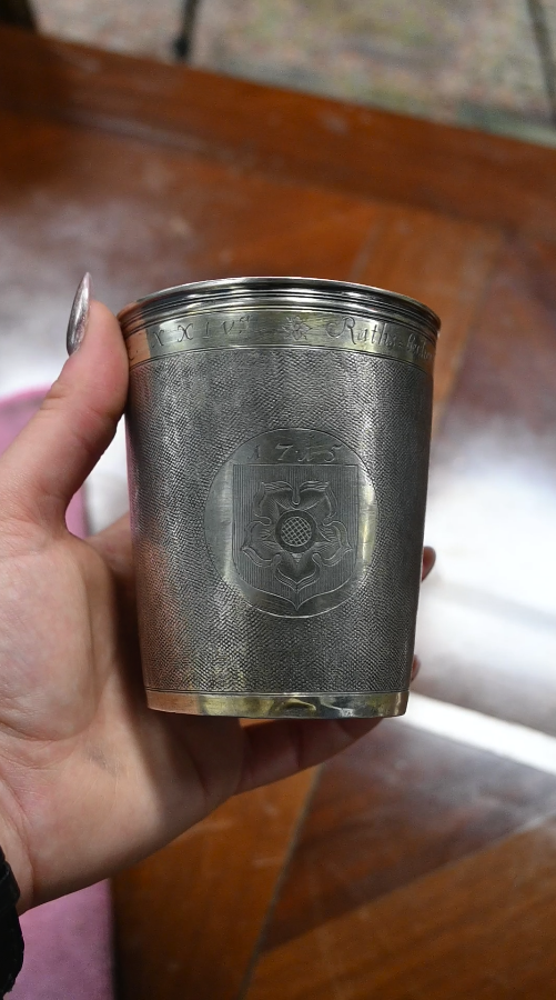 photo complémentaire de 02/03/23 - Gobelet de magistrat